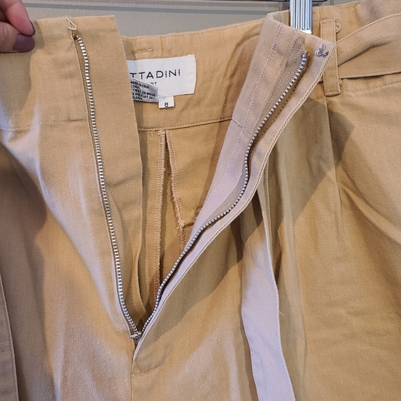 Adrienne Vittadini Paperbag Waist Shorts in khaki. Size 8. - Picture 4 of 5